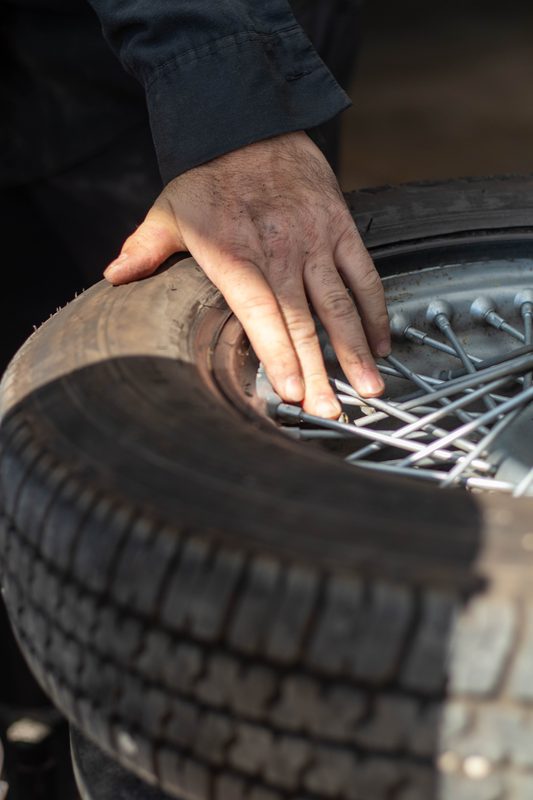 Pressing tire onto spoke rim